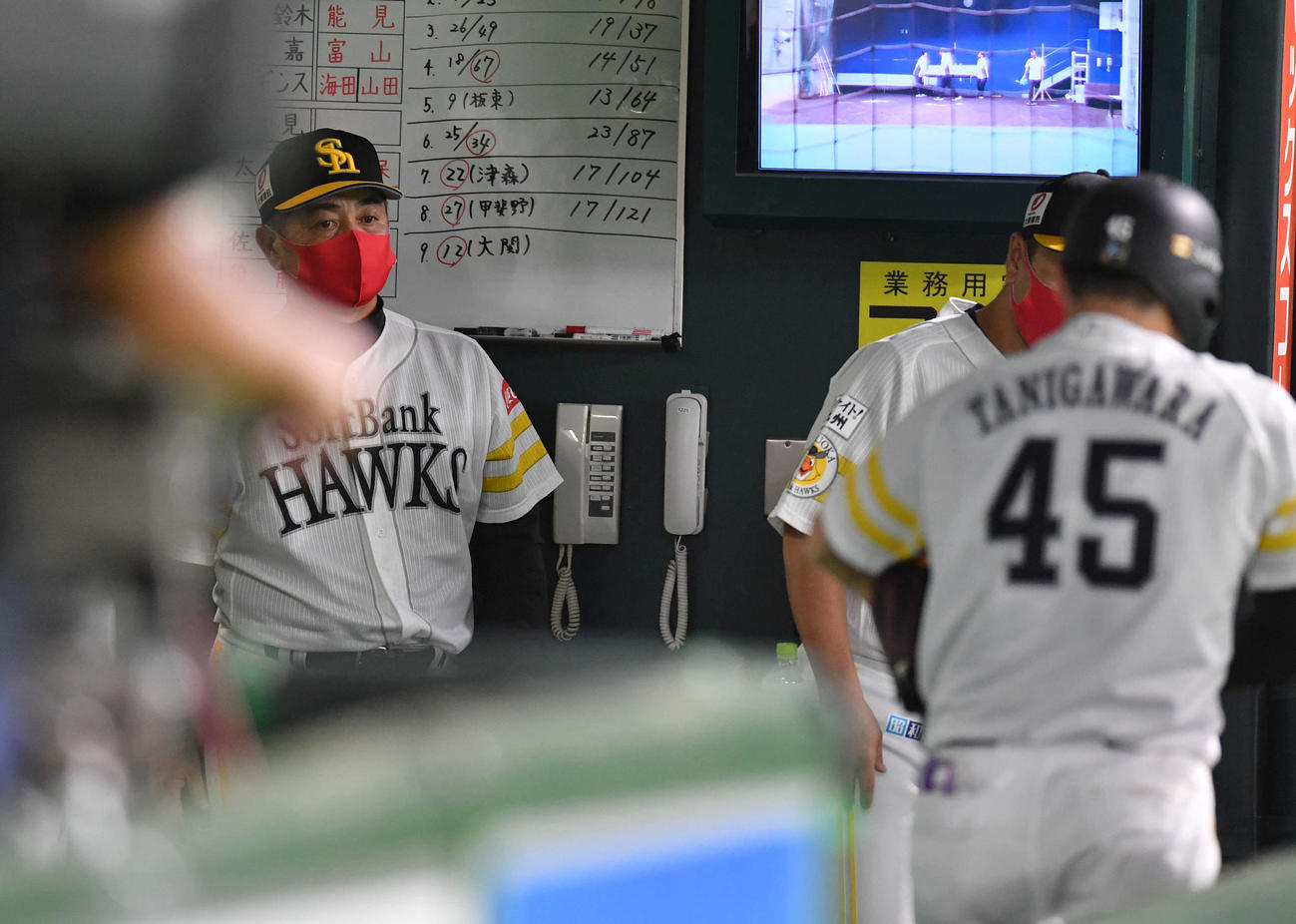 ソフトバンク対オリックス　オリックスに敗れ、ベンチで肩を落とす工藤監督（左）（撮影・岩下翔太）