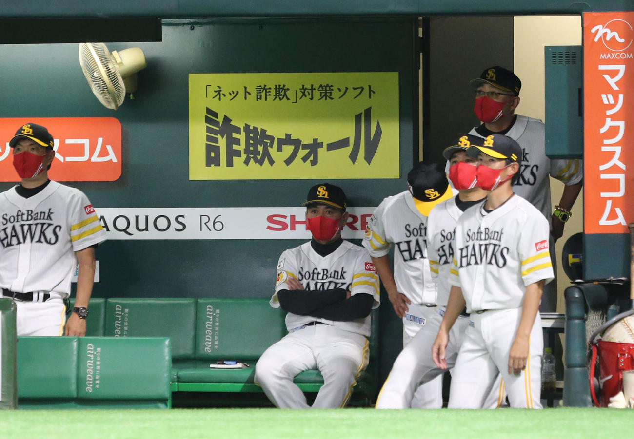 ソフトバンク対オリックス　試合を見つめる工藤監督（撮影・屋方直哉）