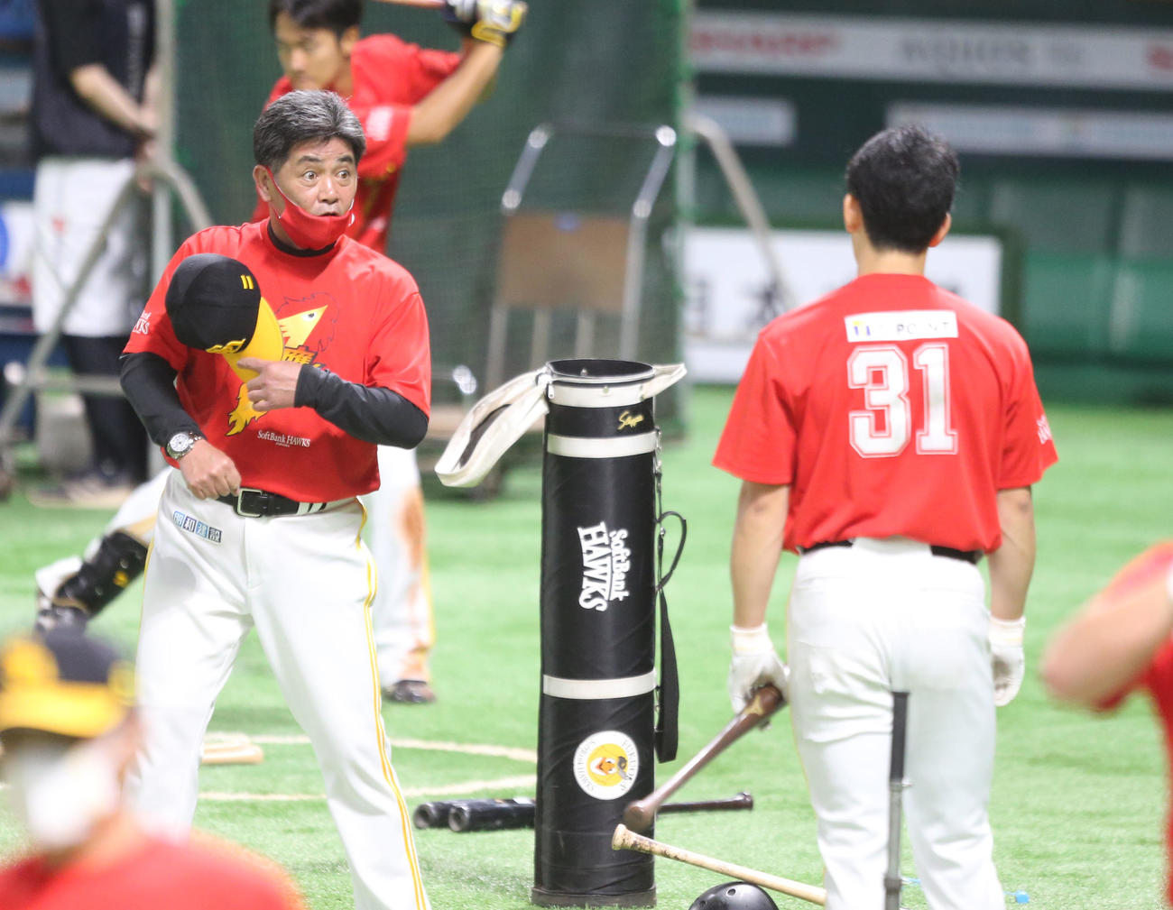 ソフトバンク対オリックス　栗原に打撃指導をする工藤監督（撮影・屋方直哉）