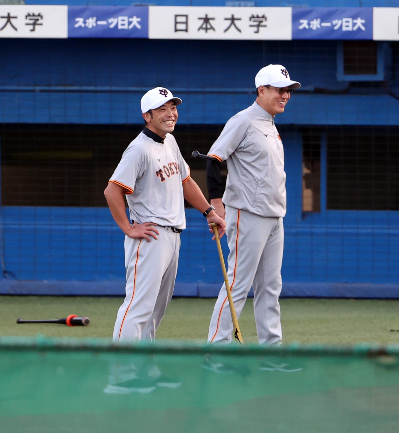 5日、ヤクルト戦の試合前、2軍から合流した阿部1軍作戦コーチ（左）と談笑する原監督