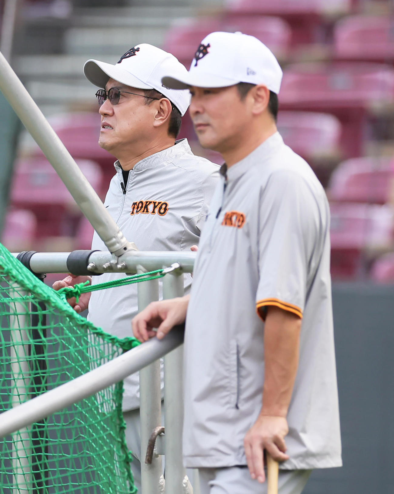 8日、広島戦の試合前に練習を見つめる巨人原監督（左）と元木コーチ