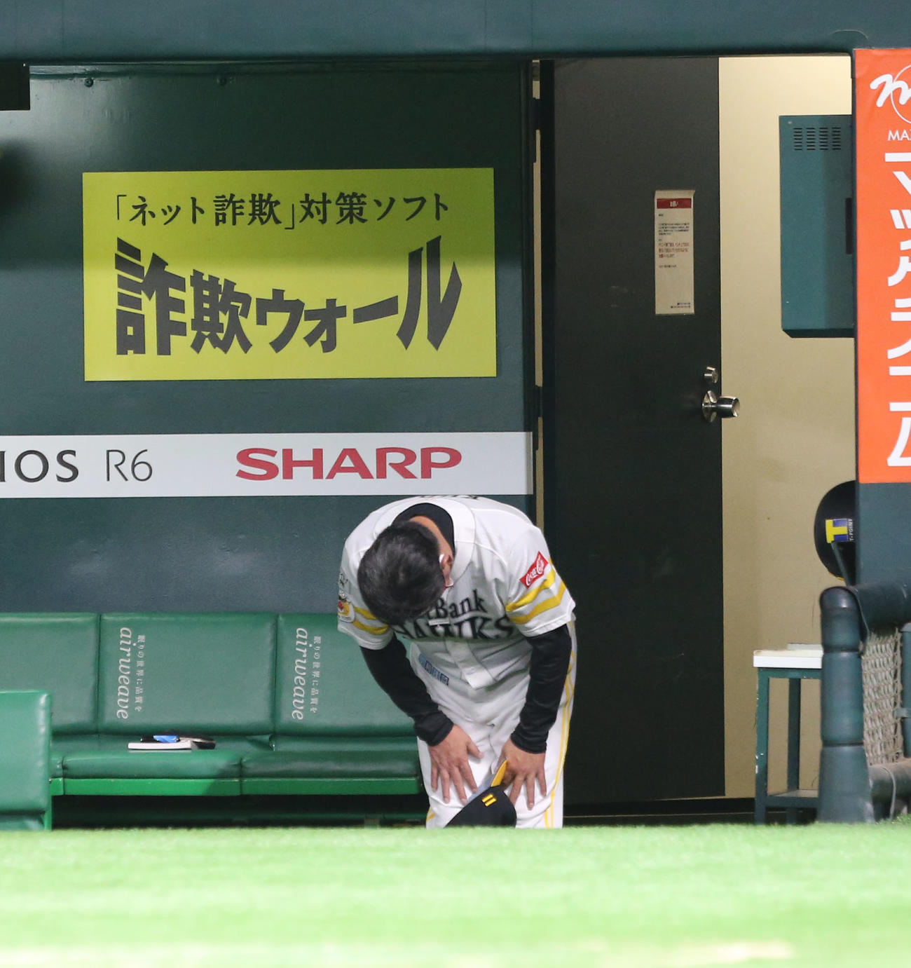 ソフトバンク対オリックス　試合終了後、一礼をする工藤監督（撮影・屋方直哉）