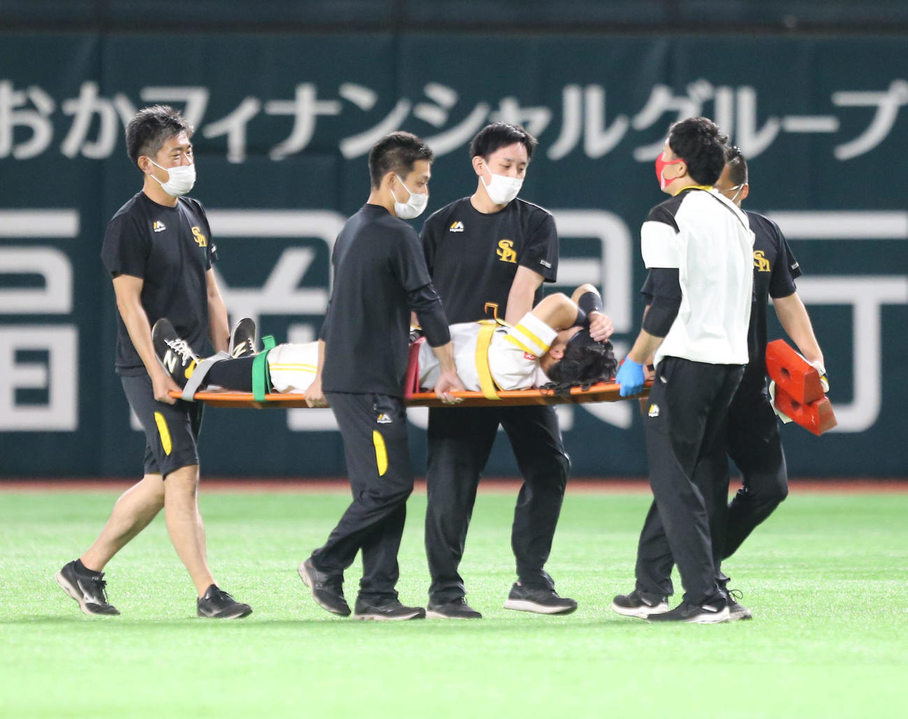 ソフトバンク対オリックス　8回表オリックス2死一塁、牧原大は若月の打球でフェンスに激突し担架で運ばれる（撮影・屋方直哉