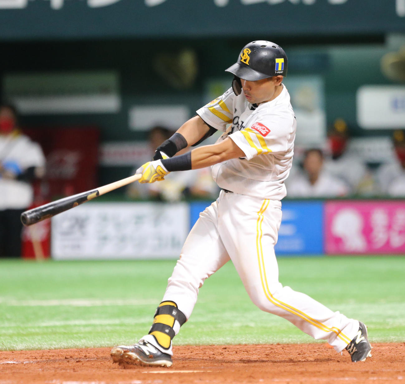 ソフトバンク対オリックス　5回裏ソフトバンク2死、中村晃は右越え本塁打を放つ（撮影・屋方直哉）