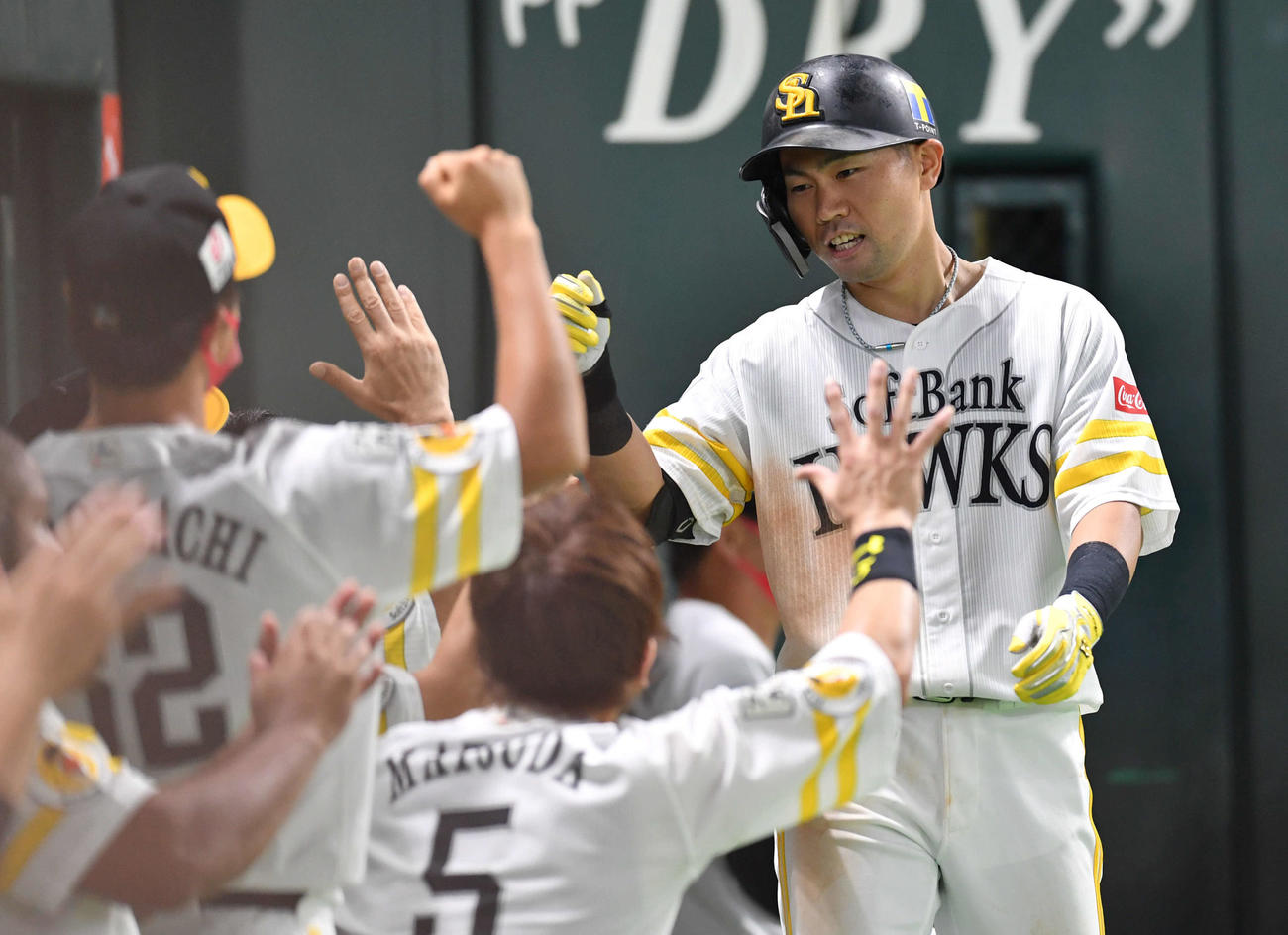 ソフトバンク対オリックス　5回裏ソフトバンク2死、右越え本塁打を放ち、ナインとタッチを交わす中村晃（撮影・岩下翔太）
