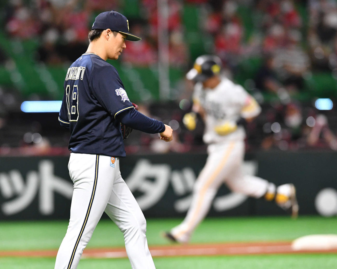 ソフトバンク対オリックス　5回裏ソフトバンク2死、中村晃（右）に右越え本塁打を打たれた山本（撮影・岩下翔太）