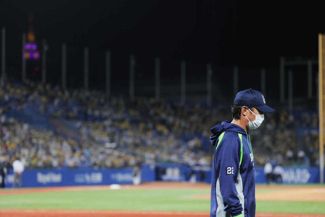 ヤクルト対阪神　阪神に敗れ、休場から引き揚げるヤクルト高津監督（撮影・河田真司）