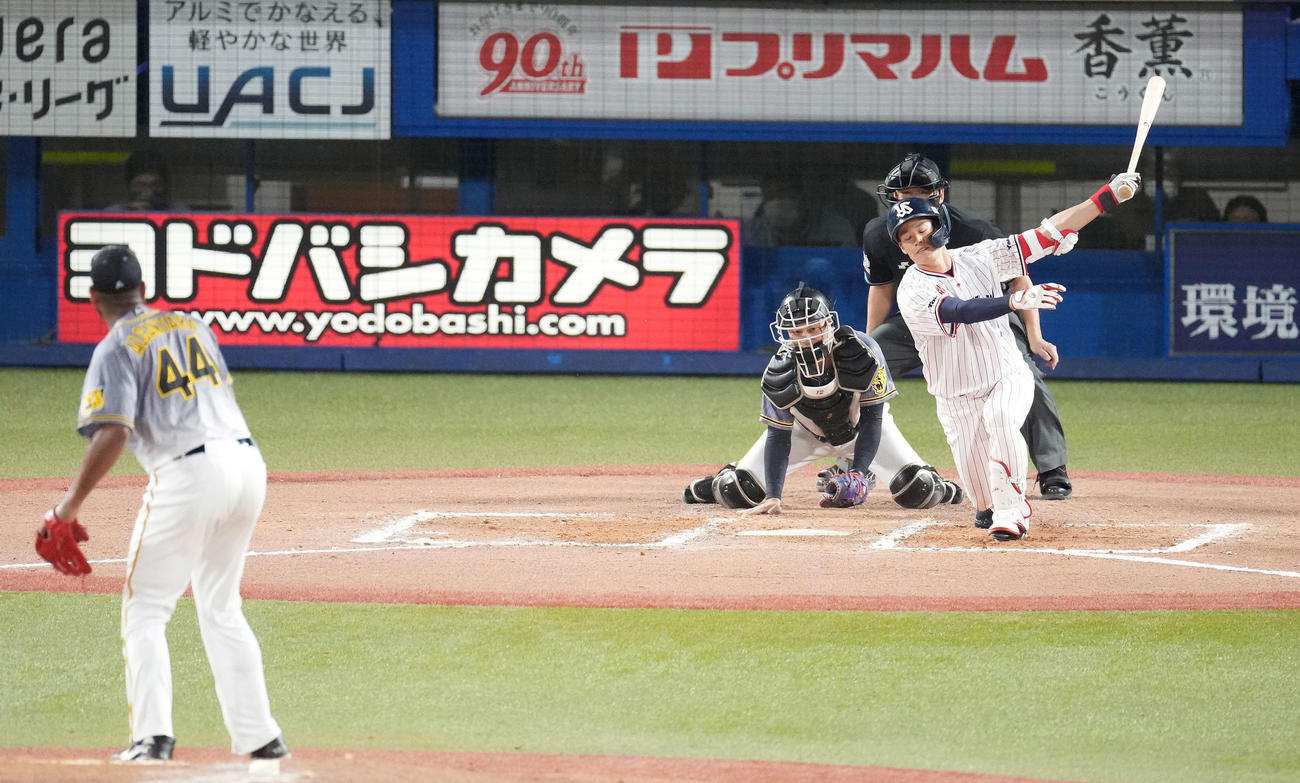 ヤクルト対阪神　6回裏ヤクルト2死一、二塁、空振り三振に倒れる塩見。投手アルカンタラ（撮影・鈴木みどり）