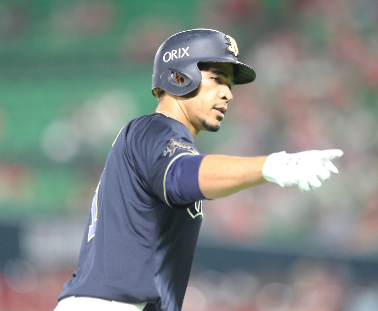 ソフトバンク対オリックス　3回表オリックス無死二塁、モヤは先制の右越42点本塁打を放ちベースを回りながらポーズをとる（撮影・屋方直哉）