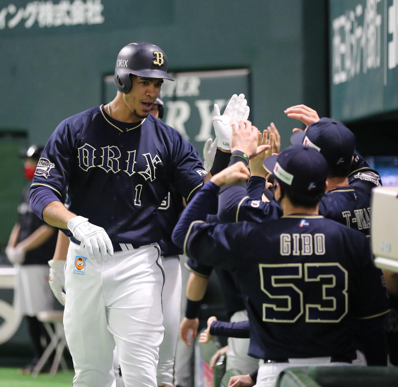 ソフトバンク対オリックス　4回表オリックス無死二塁、モヤは先制の右越え2点本塁打を放ちナインをハイタッチをする（撮影・屋方直哉）