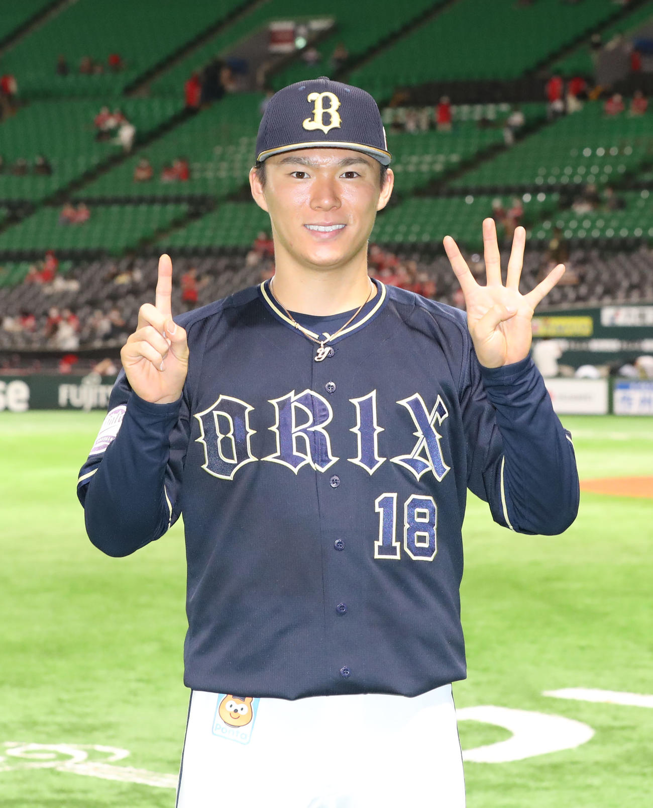 ソフトバンク対オリックス　山本はヒーローインタビューを受け14連勝のポーズをする（撮影・屋方直哉）