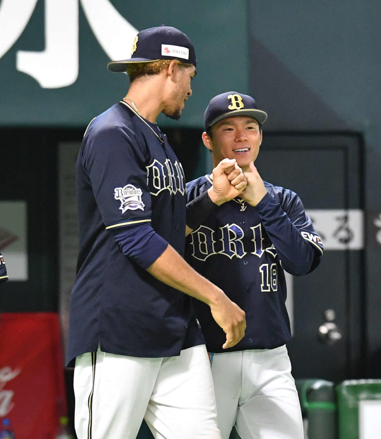 ソフトバンク対オリックス　ソフトバンクに勝利し、モヤ（左）とグータッチしながらベンチ前へ整列に向かう山本（撮影・岩下翔太）