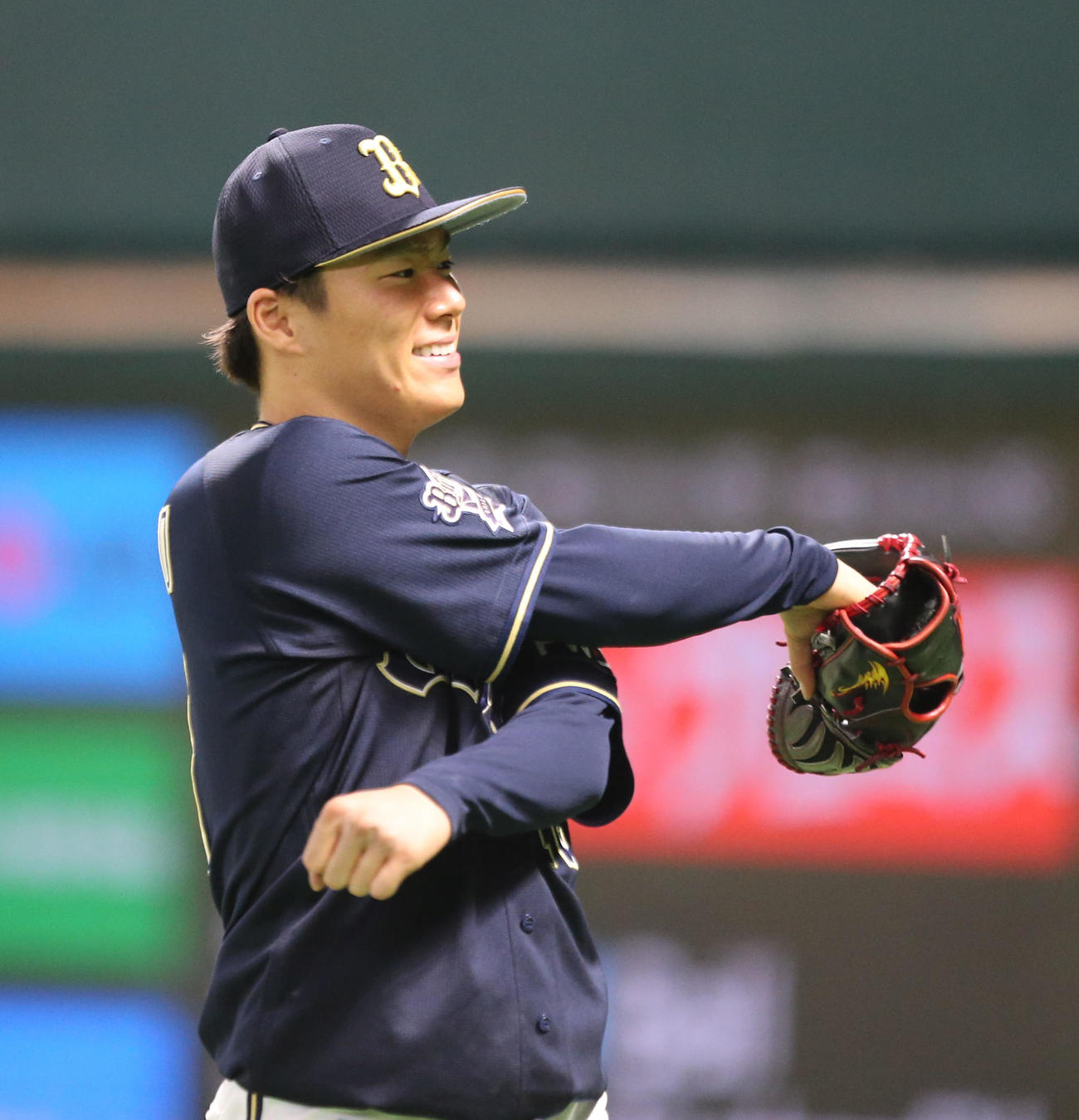 ソフトバンク対オリックス　7回裏を投げ終え笑顔でベンチに戻る山本（撮影・屋方直哉）