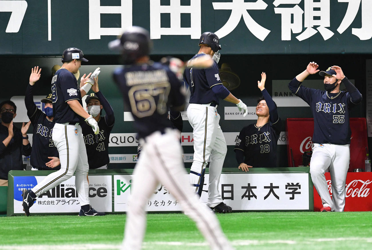 ソフトバンク対オリックス　4回表オリックス無死二塁、先制の右越え2点本塁打を放ったモヤ（右から3人目）を笑顔で迎える山本（右から2人目）とオリックスナイン（撮影・岩下翔太）