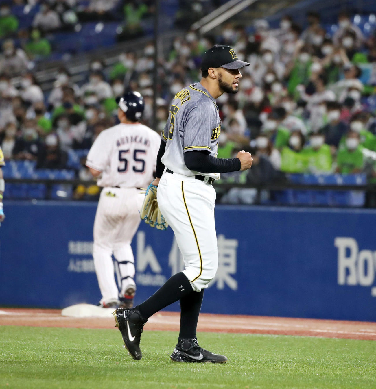 ヤクルト対阪神　9回裏ヤクルト2死満塁、スアレスは村上を投ゴロに仕留めガッツポーズを見せる（撮影・加藤哉）