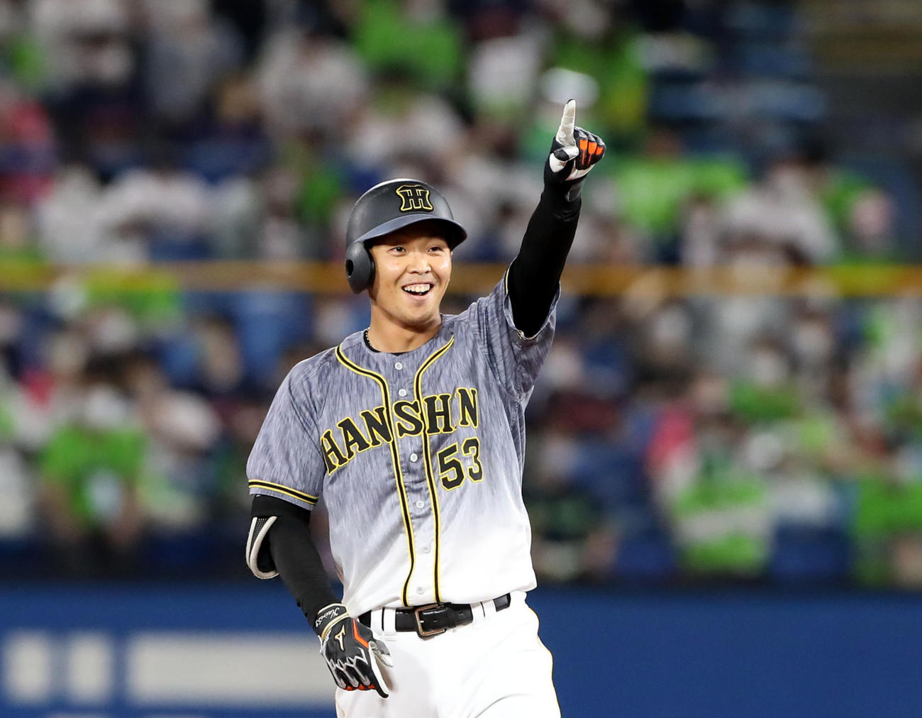 7回表阪神1死二塁、島田は右翼線に適時二塁打を放ちベンチに向かって喜びを表す（撮影・加藤哉）