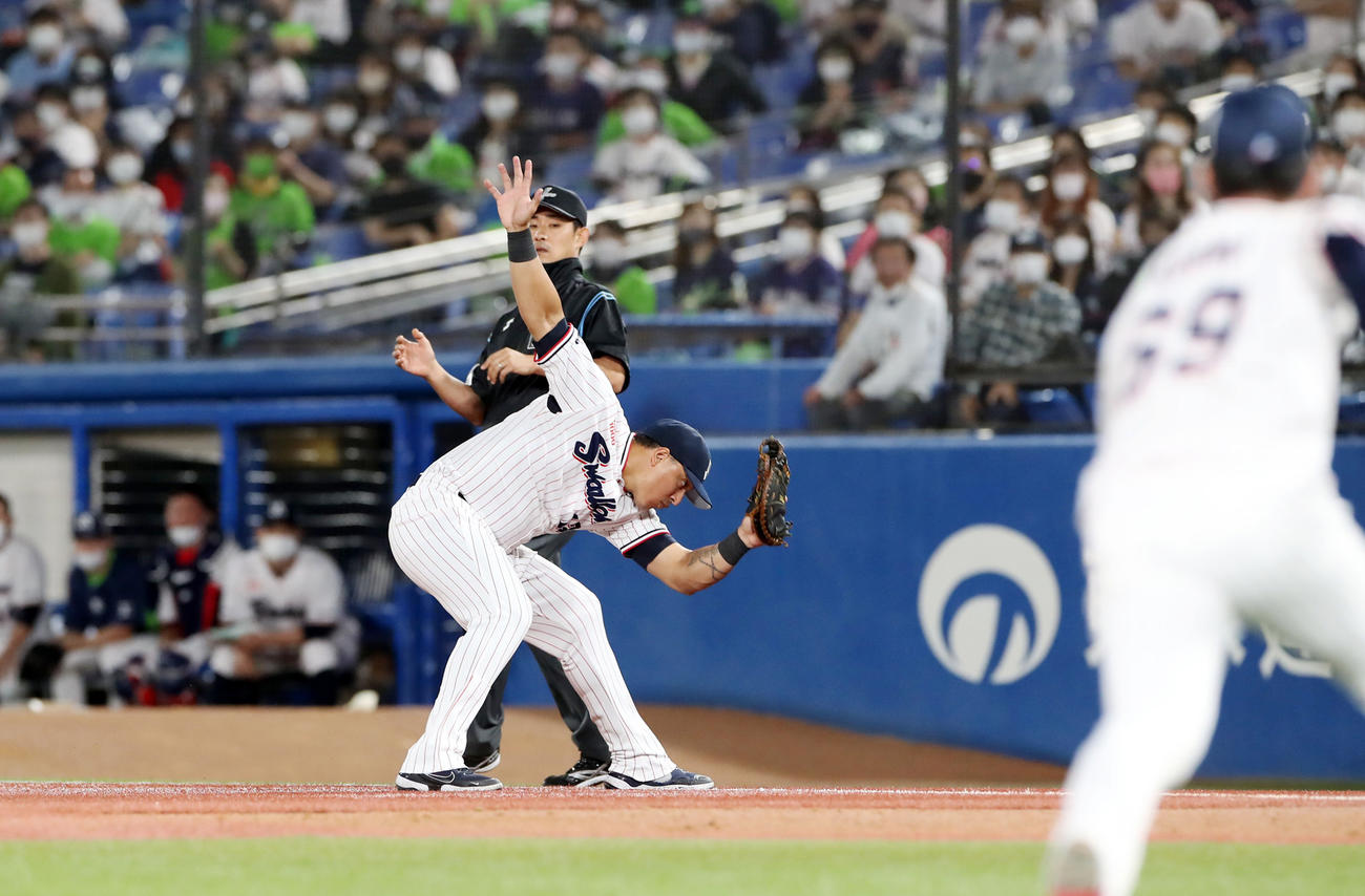 7回表阪神1死二塁、島田の打球にグラブを出したオスナだがバウンドが変わり適時二塁打となる（撮影・加藤哉）