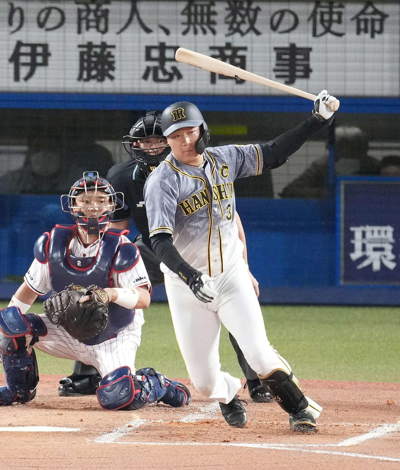 ヤクルト対阪神　1回表阪神1死一、二塁、先制の左前適時打を放つ大山。投手高橋（撮影・鈴木みどり）
