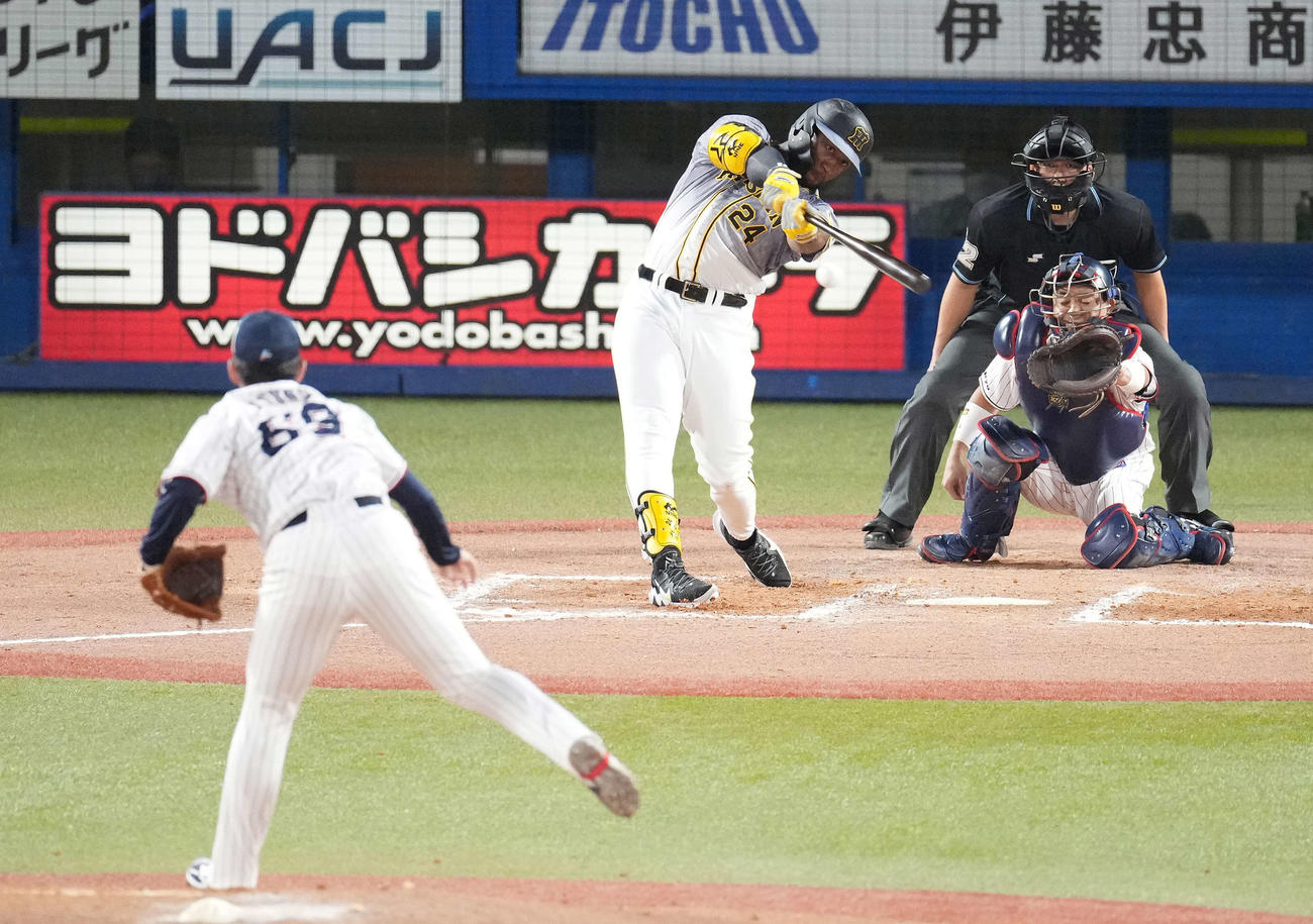 ヤクルト対阪神　7回表阪神無死、右前打を放つロハス。投手今野（撮影・鈴木みどり）