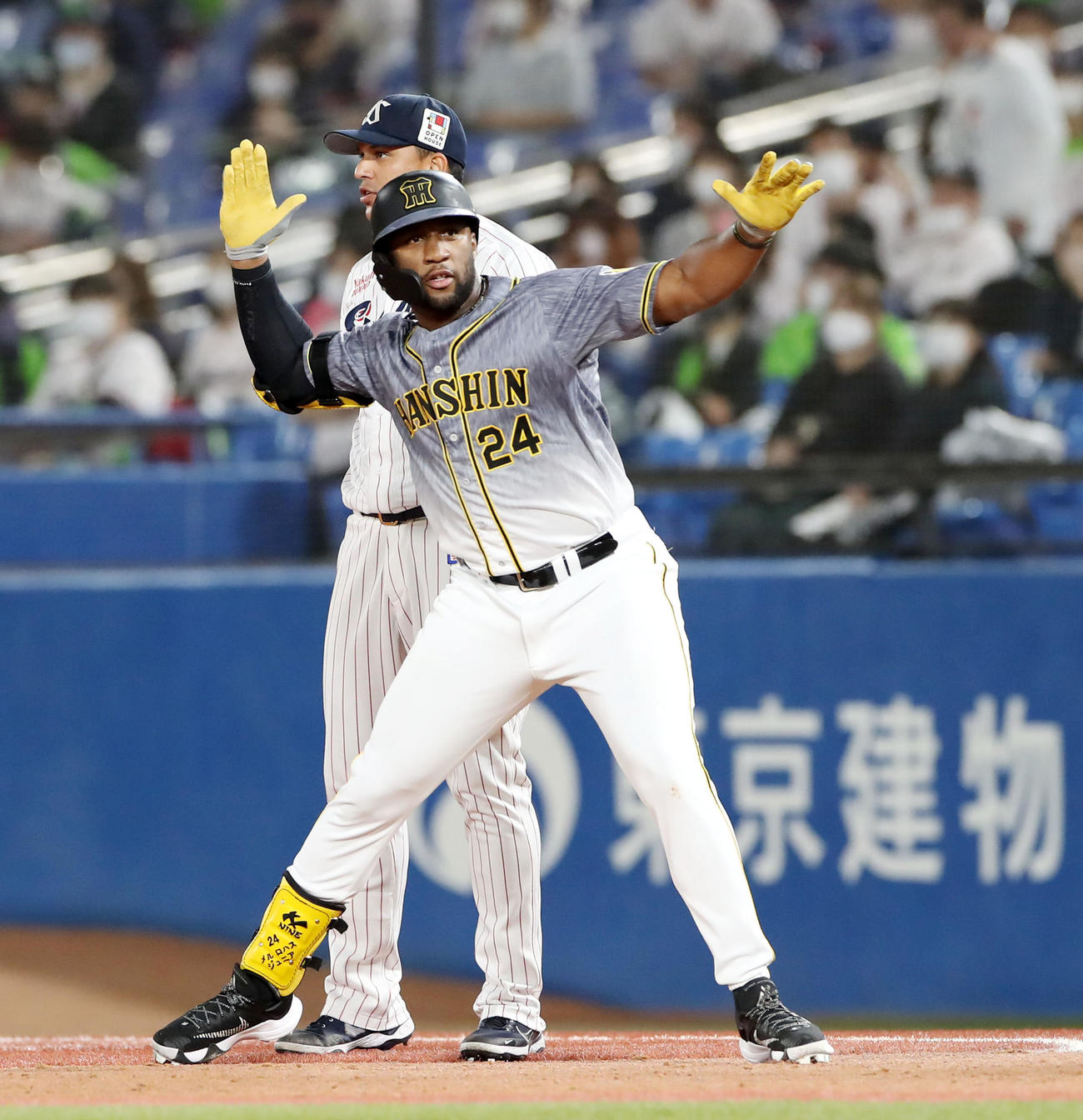 ヤクルト対阪神　7回表阪神無死、ロハスは右前打を放ち塁上でポーズ（撮影・加藤哉）