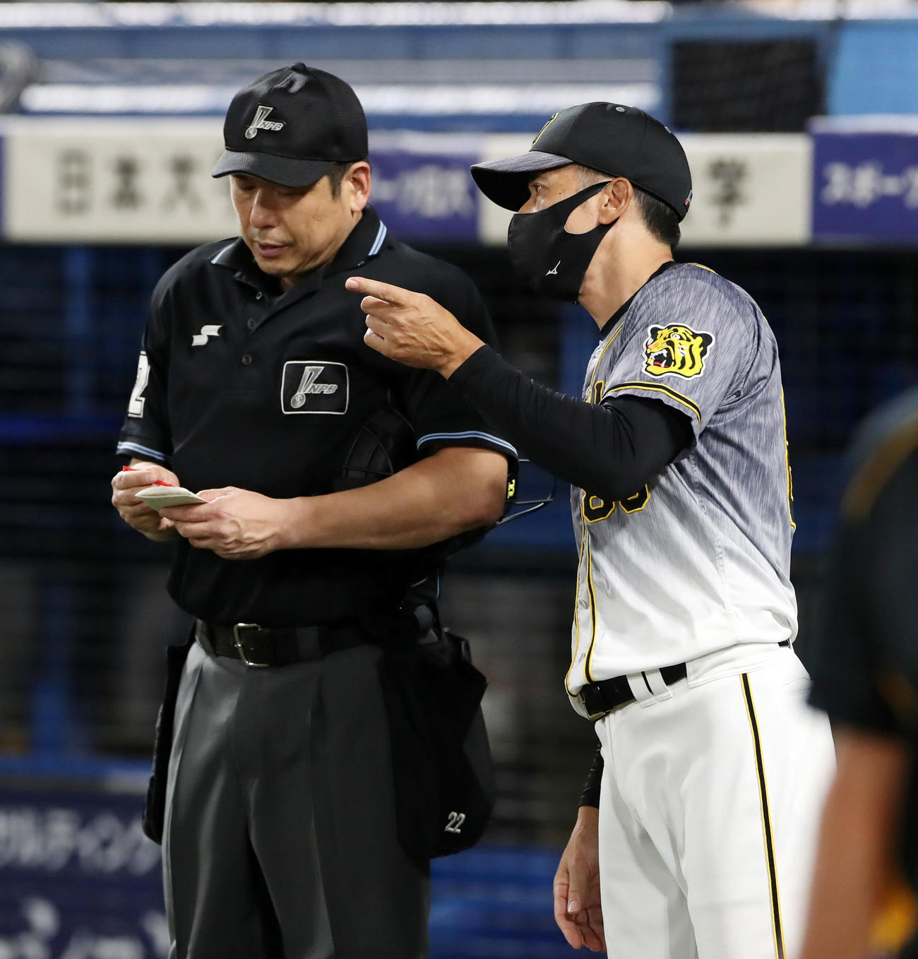 ヤクルト対阪神　9回裏、選手交代を告げる矢野監督（撮影・加藤哉）