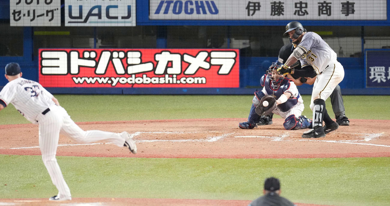 ヤクルト対阪神　9回表阪神2死一、三塁、見逃し三振に倒れるマルテ。投手マクガフ（撮影・鈴木みどり）