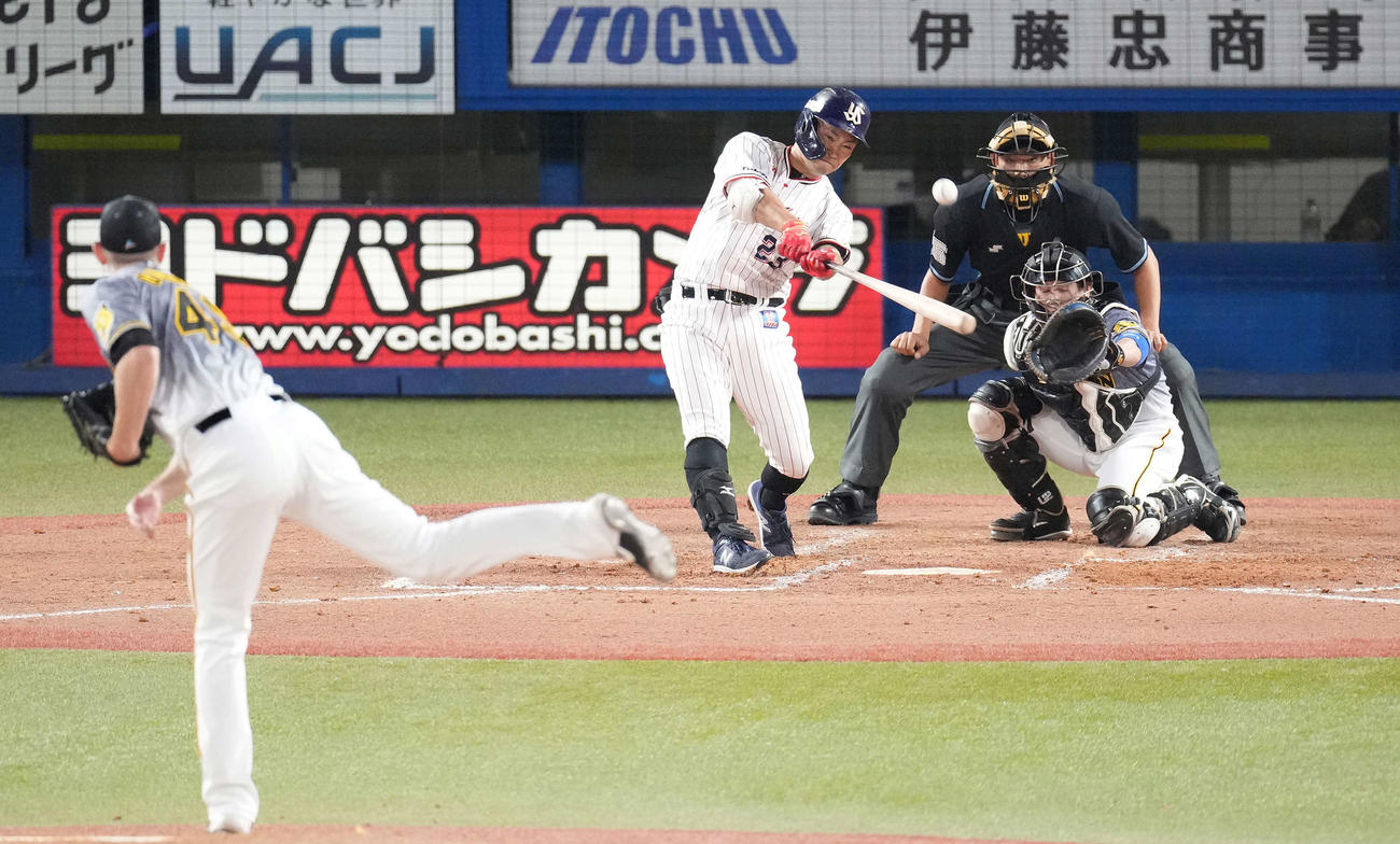 ヤクルト対阪神　3回裏ヤクルト無死、中越えソロ本塁打を放つ青木。投手ガンケル（撮影・鈴木みどり）
