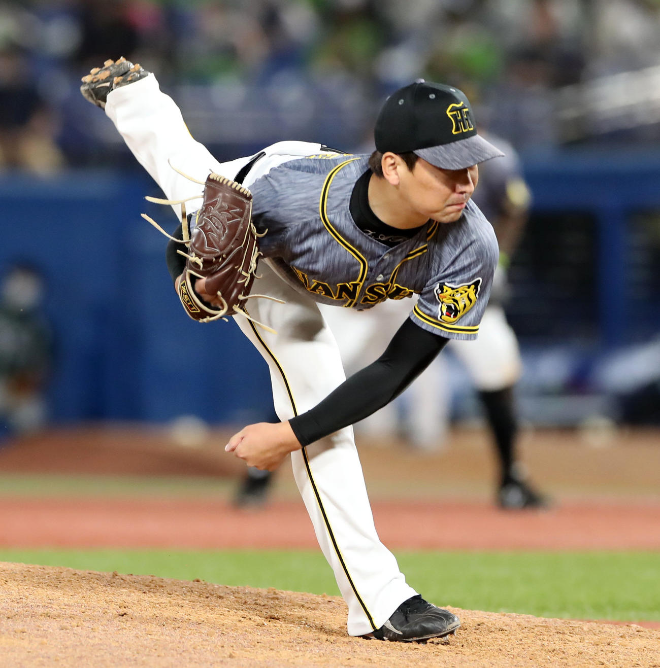 ヤクルト対阪神　8回裏、阪神7番手で登板する岩崎（撮影・加藤哉）