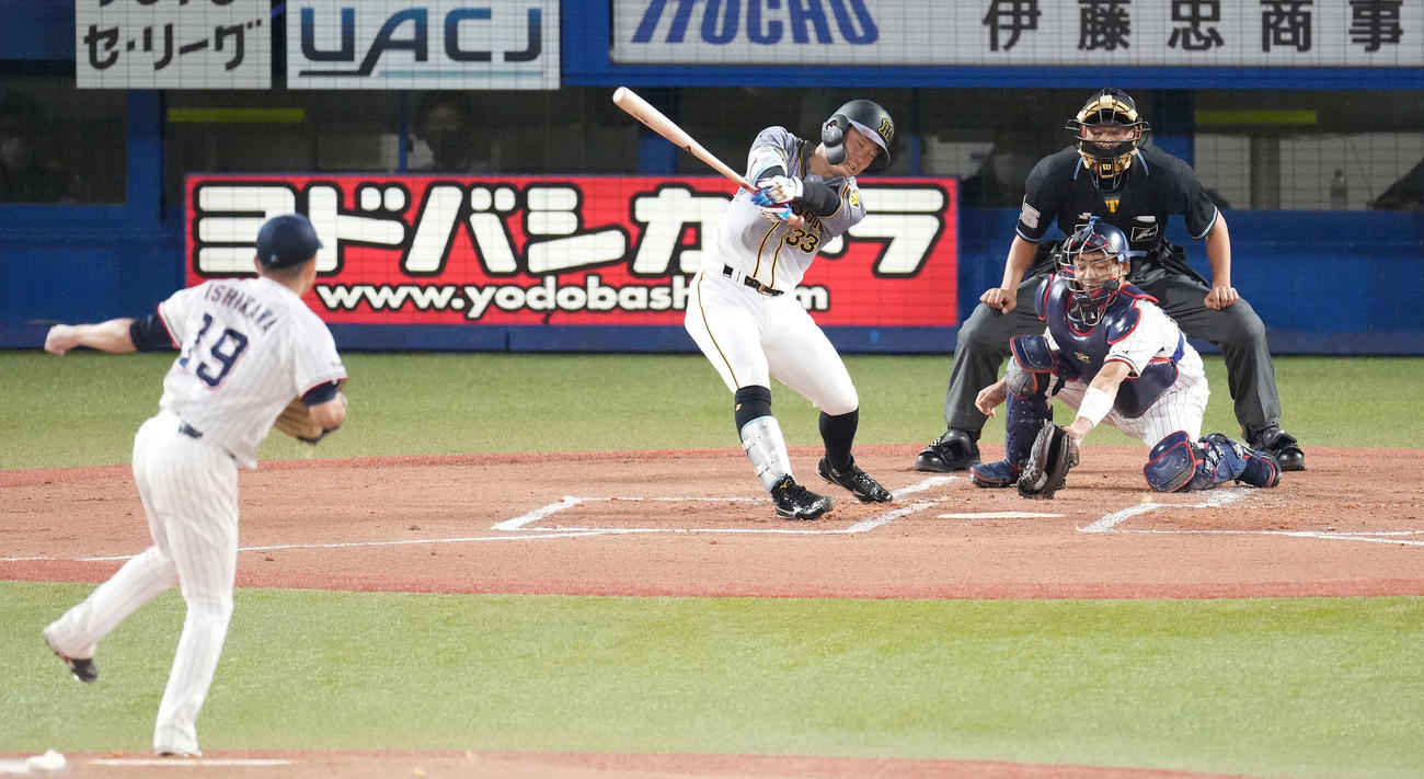 ヤクルト対阪神　1回表阪神2死一、二塁、空振り三振に倒れる糸原。投手石川（撮影・鈴木みどり）