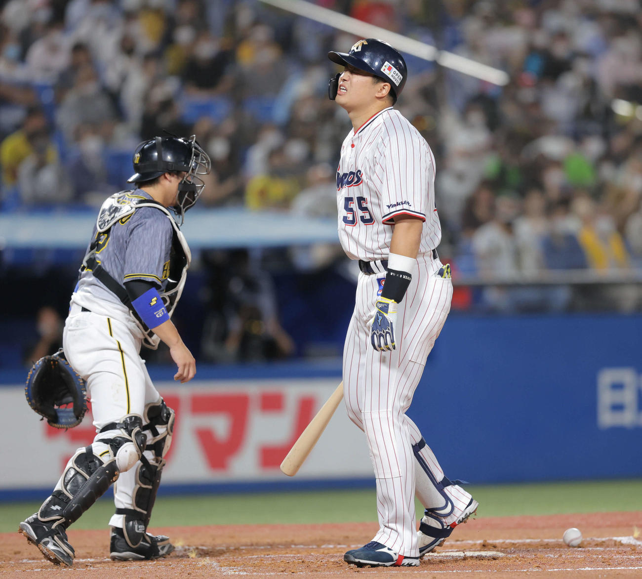 ヤクルト対阪神　1回裏ヤクルト1死一、二塁、死球を受ける村上（撮影・河田真司）