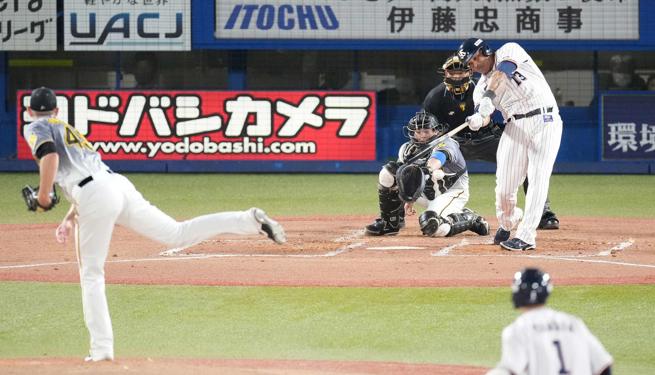 ヤクルト対阪神　1回裏ヤクルト1死満塁、先制の左前適時打を放つオスナ。投手ガンケル（撮影・鈴木みどり）