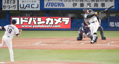 ヤクルト対阪神 3回裏阪神2死、中前打を放つマルテ。投手石川(撮影・鈴木みどり)