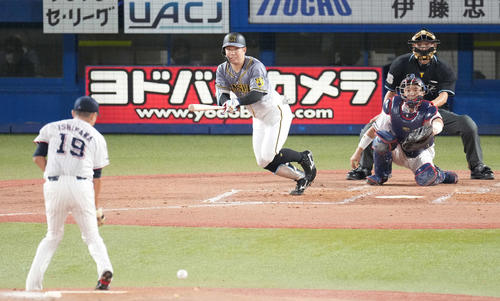 ヤクルト対阪神 3回裏阪神2死一、二塁、投手への内野安打を放つ糸原。投手石川(撮影・鈴木みどり)