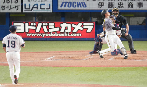 ヤクルト対阪神 3回裏阪神2死満塁、空振り三振に倒れる小野寺。投手石川(撮影・鈴木みどり)