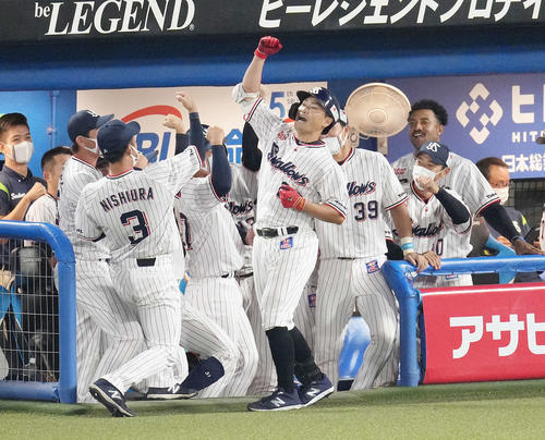 ヤクルト対阪神 3回裏ヤクルト無死、中越えソロ本塁打を放った青木(中央)はベンチ前でガッツポーズ(撮影・鈴木みどり)