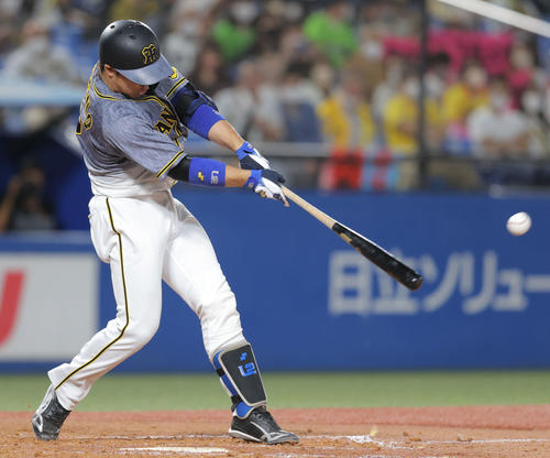 ヤクルト対阪神 4回表阪神1死、左前打を放つ梅野(撮影・河田真司)
