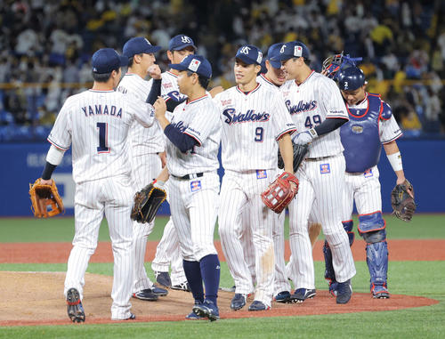 ヤクルト対阪神 阪神に勝利し、マウンドでたたえ合う塩見(中央)らヤクルトナイン(撮影・河田真司)