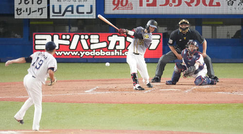 ヤクルト対阪神 4回表阪神1死満塁、中2点適時打を放つ中野。投手石川(撮影・鈴木みどり)