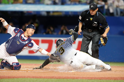 ヤクルト対阪神 6回表阪神無死一、三塁、中村は小野寺の打球を石山から捕球し三塁走者大山へタッチし本封(撮影・加藤哉)