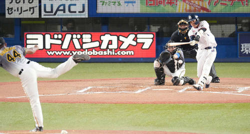 ヤクルト対阪神 6回裏ヤクルト1死一、二塁、左前適時打を放つ山田。投手アルカンタラ(撮影・鈴木みどり)