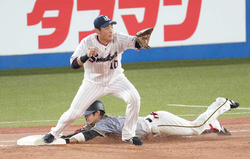 ヤクルト対阪神 9回表阪神2死二塁、内野安打を放ち一塁へヘッドスライディングする中野。一塁手荒木(撮影・鈴木みどり)