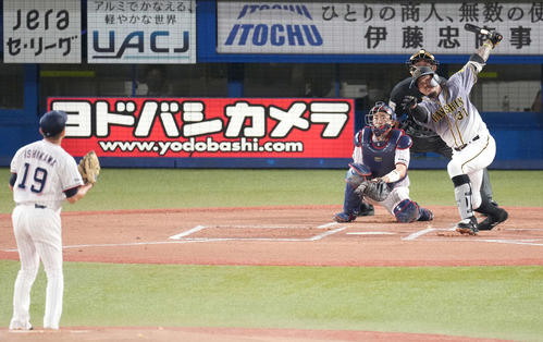 ヤクルト対阪神 1回表阪神2死、中前打を放つマルテ。投手石川(撮影・鈴木みどり)