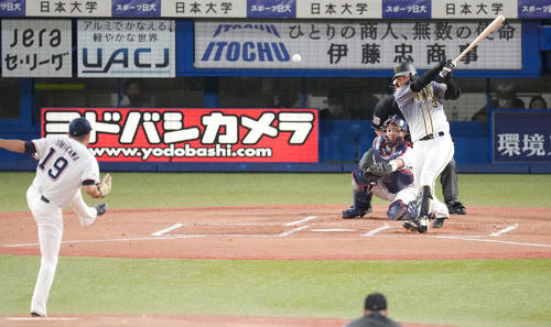 ヤクルト対阪神 1回表阪神2死一塁、中前打を放つ大山。投手石川(撮影・鈴木みどり)