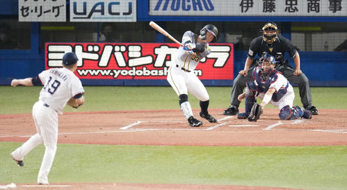 ヤクルト対阪神 1回表阪神2死一、二塁、空振り三振に倒れる糸原。投手石川(撮影・鈴木みどり)