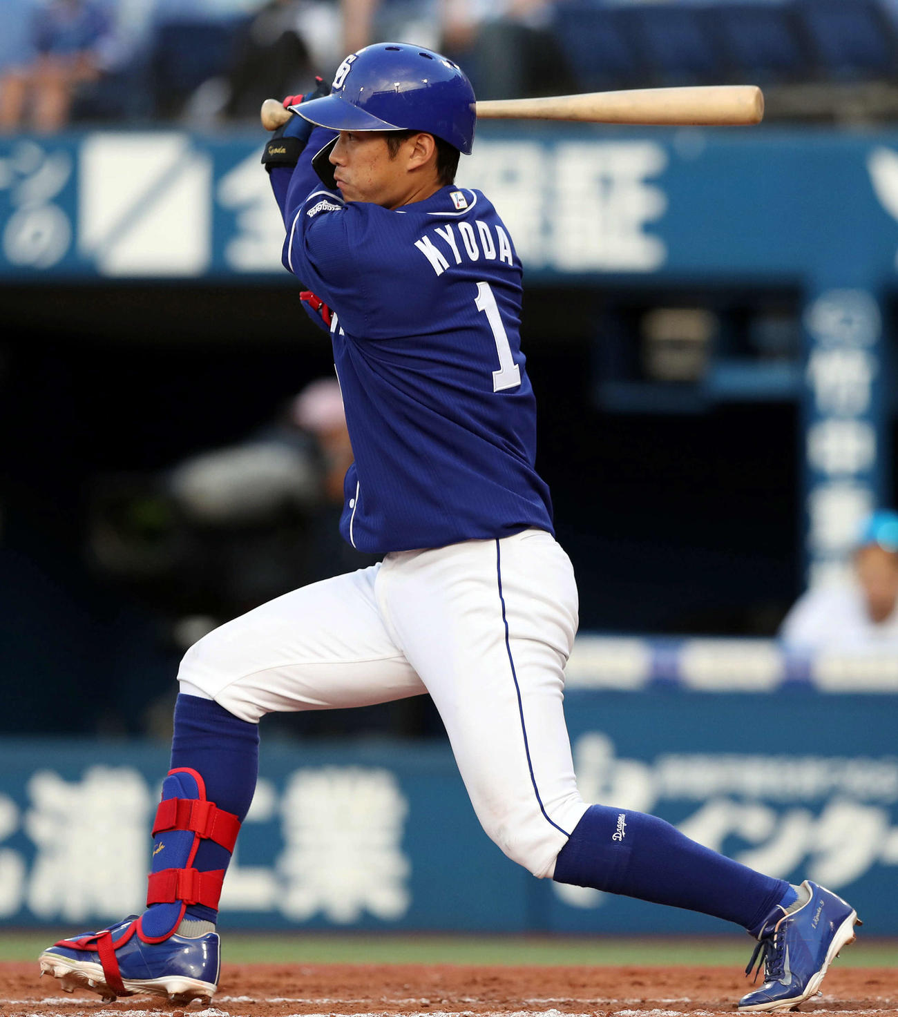 DeNA対中日　9回表中日1死満塁、一塁強襲の2点適時打を放つ京田（撮影・松本俊）