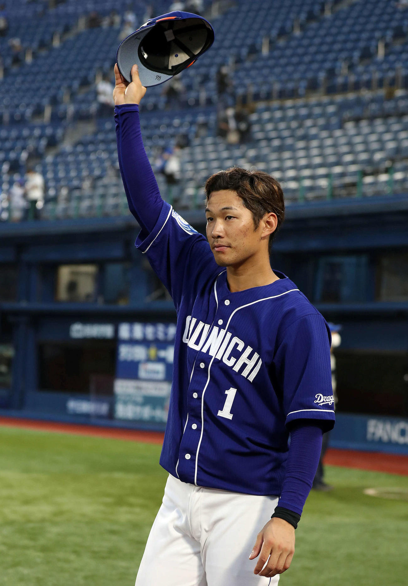 DeNA対中日　決勝打の中日京田は左翼席のファンに帽子を取ってあいさつする（撮影・松本俊）