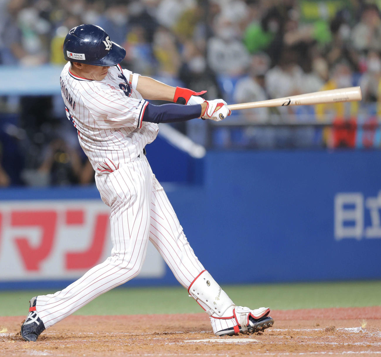 ヤクルト対阪神　5回裏ヤクルト無死、中越えソロ本塁打を放つ塩見（撮影・河田真司）