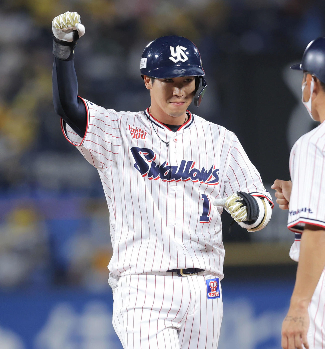 ヤクルト対阪神　6回裏ヤクルト1死一、二塁、左前適時打を放ちガッツポーズする山田（撮影・河田真司）