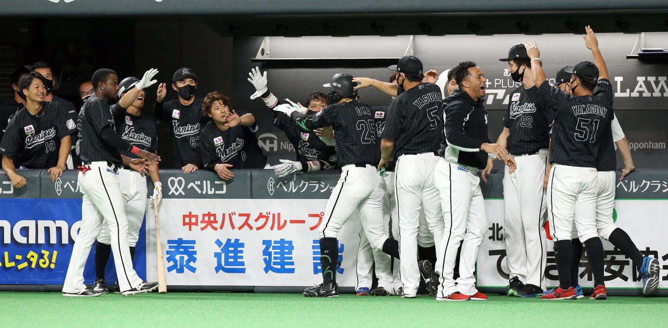 日本ハム対ロッテ　9回表ロッテ2死一塁、岡（中央）は同点となる左越え2点本塁打を放ちチームメートに出迎えられる（撮影・佐藤翔太）