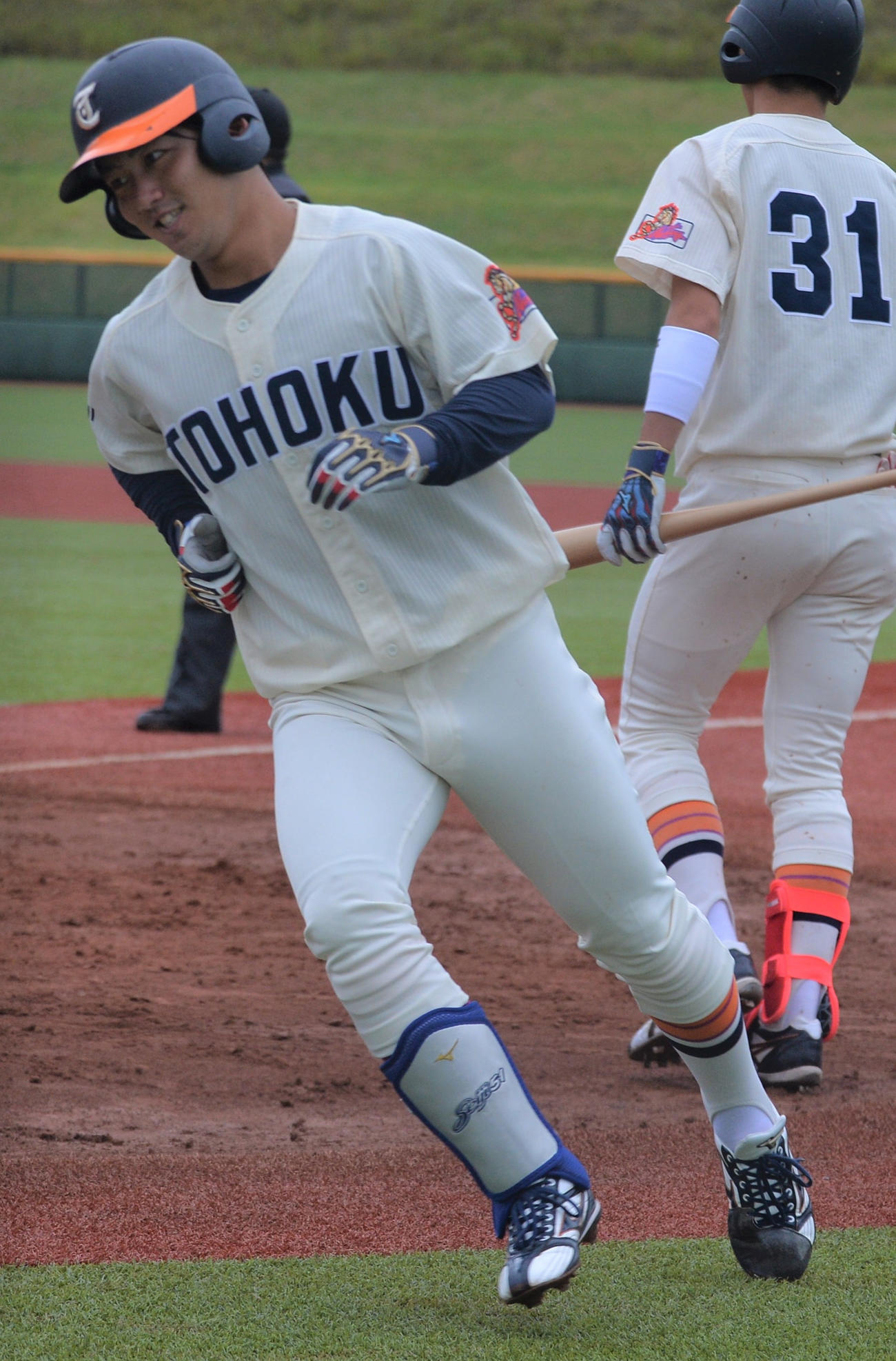 4回、右越え本塁打を放ち笑顔の東北福祉大・佐川